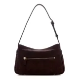 Cartera Guess modelo Ella de color marrón, con acabado de gamuza, herrajes dorados, logo frontal y una tira decorativa con hebilla en la parte delantera. Cuenta con una correa ajustable para llevar al hombro.