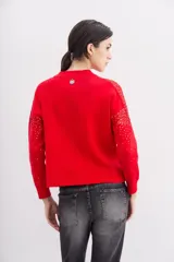 Sweater rojo de tejido de punto con cuello redondo y mangas largas. Diseño con lentejuelas rojas bordadas en el frente y las mangas.