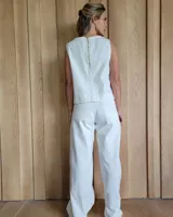 Pantalón de jean estilo wide leg con costuras verticales frontales, tiro alto y bolsillos laterales.