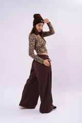 Remera de manga larga con estampado animal print de leopardo, corte crop y escote redondo.
