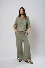 Pantalón verde oliva de lino, corte palazzo, con cintura elástica y aberturas laterales con botones.