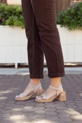 Sandalias de cuero color beige con plataforma baja, taco ancho y tira ajustable en el tobillo.