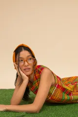 Vestido corto sin mangas con estampado a cuadros en tonos azul marino, rojo y blanco.