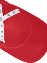 Gorra de béisbol roja de algodón con logo TH bordado en azul en el frente.