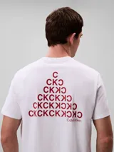 Remera blanca de manga corta y cuello redondo de la marca Calvin Klein, con calce regular. Presenta un diseño gráfico frontal en forma de pirámide formado por las letras CK en color bordó.