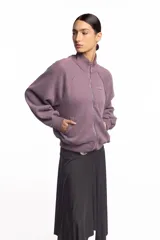Campera negra de cuello alto con cierre frontal metálico completo, bolsillos laterales y logo bordado en el pecho.