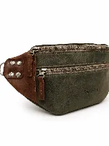 Riñonera de cuero color negro, con múltiples compartimentos con cierre metálico, detalles de tachas en los laterales y correa regulable.