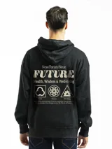 Buzo canguro negro con capucha, bolsillo frontal y cordones ajustables. Estampado con texto en el pecho.