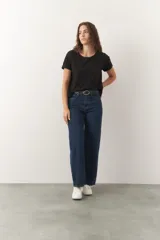 Remera de algodón de manga corta con cuello redondo, diseño básico y corte clásico.