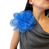 Broche de gran tamaño con diseño de flor, confeccionado en organza de color azul vibrante.