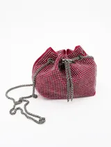 Cartera tipo bucket bag de color rojo, completamente cubierta de strass plateado. Presenta un cierre de cordón ajustable con cadena metálica plateada y una correa larga de cadena para llevar al hombro o cruzada.