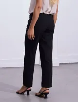 Pantalón de vestir color celeste, de corte recto y largo tobillero. Confeccionado en gabardina elastizada. Marca Zac & Rachel.