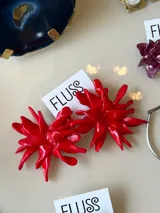 Par de aros grandes con forma de flor color rojo, hechos a mano en porcelana.