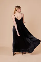 Vestido largo color gris plateado, de viscosa, con breteles finos y corte acampanado.