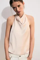 Top de cuello halter satinado en color naranja tostado, con espalda descubierta y cierre trasero de botones.