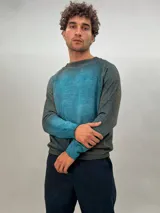 Buzo de lana merino tejido y teñido a mano, con cuello redondo y mangas raglán.