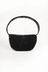 Cartera tipo riñonera negra con textura tejida y cierre superior con cremallera.