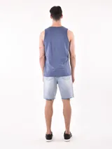 Musculosa sin mangas color blanco hueso con estampa frontal de una motocicleta estilo chopper y el número "86" en tonos ocre. Incluye texto con frases motivacionales.