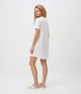 Camisón corto de viscolycra blanca con cuello redondo, manga corta y estampa frontal de la palabra 'LOVE' con un corazón de diseño vichy azul.