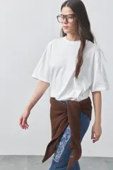 Remera de manga corta con calce relajado y cuello redondo, confeccionada en algodón puro.