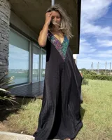 Vestido largo negro de corte holgado, con escote en V profundo decorado con lentejuelas multicolor brillantes.