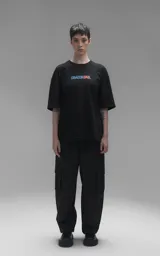 Remera negra de corte oversize con cuello redondo y mangas cortas. Presenta un estampado central de Goku y Goten en sus versiones de Dragon Ball.