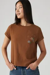 Remera color marrón con bolsillo en el pecho con bordado de flores y texto.