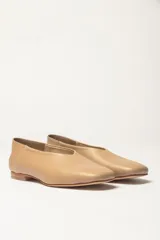 Chatas planas de cuero vacuno, color peltre metalizado, con punta cuadrada y escote pronunciado en el empeine.