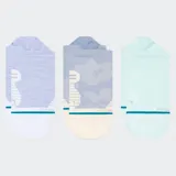 Pack de tres pares de medias tobilleras (invisible/invisible) de la marca Stance, con tecnología FEEL360. El primer par es celeste claro jaspeado con diseño gráfico en blanco y azul. El segundo par es celeste con estampado floral en azul más oscuro. El tercer par es verde menta liso. Todas tienen una banda turquesa en el empeine y puntera y talón blancos o crema.