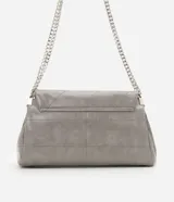 Cartera shoulder mediana Satinato confeccionada en PU gris, con solapa frontal, costuras pespunteadas diagonales y doble asa de cadena metálica plateada.