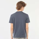 Camiseta azul de manga corta con estampado frontal de la palabra "SHIFTED" en blanco y texto en verde.