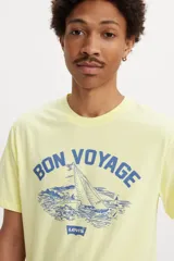Remera amarilla de algodón con cuello redondo y estampado frontal con un velero y la frase "Bon Voyage".