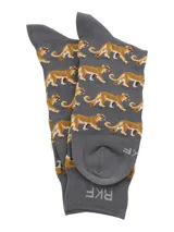 Calcetines grises con diseño de leones color marrón claro.