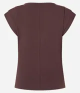 Blusa de viscosa color marrón oscuro, de corte ajustado, con cuello redondo, sin mangas y diseño con pliegues en los hombros.