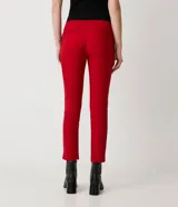 Pantalón de vestir rojo con corte cigarette, bolsillos delanteros y aberturas laterales en el ruedo.