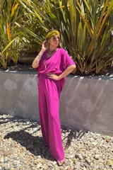 Remerón de lino color lila, de corte holgado y cuello en V.