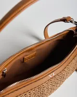Bandolera color habano con cuerpo de tejido texturizado y detalles en símil cuero. Cuenta con asa corta superior y correa ajustable y desmontable.