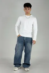 Pantalón de jean azul con efecto lavado, corte amplio, bolsillos cargo laterales y cintura baja.