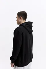 Canguro de felpa color crema, con capucha y bolsillo canguro frontal. Presenta un pequeño estampado con el logo de la marca en el pecho.