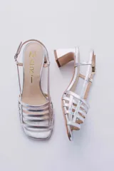 Sandalias de cuero doradas con tiras finas horizontales en el empeine, pulsera con hebilla al tobillo y tacón cuadrado.