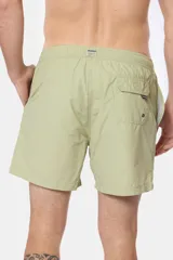 Short de baño negro liso, con cintura elástica y cordón regulable, dos bolsillos laterales y suspensor de malla fina.