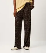 Pantalón de corte wide leg con estampado animal print, confeccionado en tejido modal con viscosa. Presenta cintura elástica y frisos laterales continuos, con una caída recta y amplia.