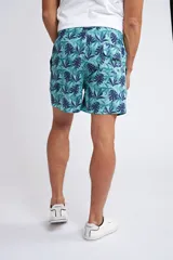 Short de baño con cintura elástica y cordón ajustable, confeccionado en tela ligera de secado rápido. Presenta un estampado botánico integral en tonos amarillos, blancos y azules, con dos bolsillos delanteros y uno posterior.