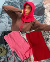 Balaclava de tejido de punto en color verde claro, con diseño envolvente que cubre la cabeza y el cuello.