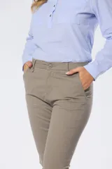 Pantalón largo de gabardina elastizada color azul marino, corte skinny, con bolsillos delanteros y traseros, y presillas para cinturón.