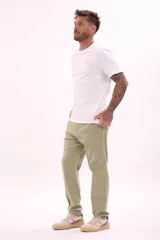 Remera blanca de manga corta con cuello redondo y un pequeño estampado minimalista en el pecho.