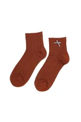 Par de medias de caña corta color marrón, con diseño de tejido trenzado tipo ochos y borde superior con terminación festoneada. Incluye un pequeño detalle de lazo decorativo en color celeste en una de las medias.