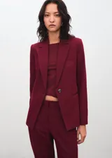 Pantalón de vestir de tiro medio, diseño recto con trabillas en la cintura y cierre oculto con botón, gancho y cremallera. Cuenta con dos bolsillos laterales y dos bolsillos de ribete en la parte posterior.