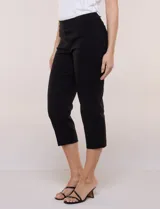 Pantalón capri blanco de estilo sastrero, tiro alto y calce ajustado, con cintura elástica ancha y bolsillos frontales funcionales.
