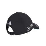 Gorra Adidas de la colección Mercedes F1, modelo asociado a George Russell. Es de color negro con el logotipo de Mercedes-Benz bordado en blanco en el panel frontal y el emblema de Adidas en la visera, la cual cuenta con un detalle de ribete en color celeste.